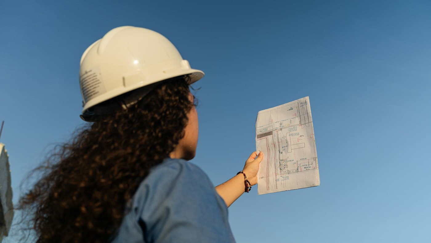 مهندس يراجع المخططات في الموقع